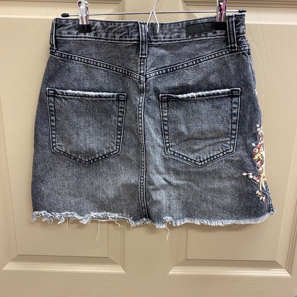 Abercrombie Denim Skirt, Black w. floral embroidery, Size 27, NWOT - Picture 2 of 3